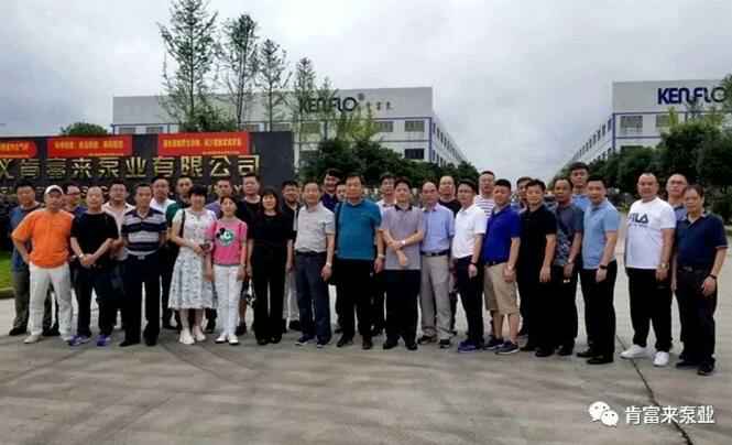 与会人员在遵义皇冠·(中国)官方版Royal crown有限公司大门口合影留念